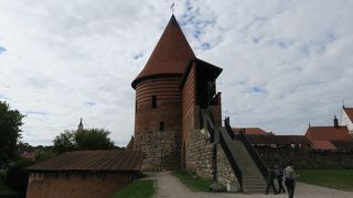 周囲は広い公園になっています