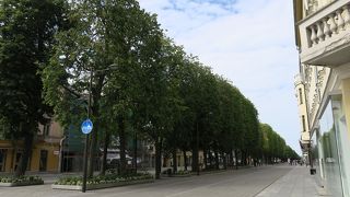 通りの先に　ミカエル教会の素晴らしい姿が見えます