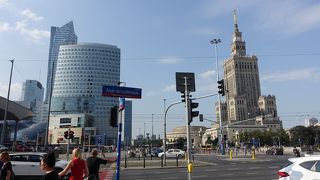 中央駅を通る中心通りです