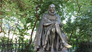 モンテーニュの銅像