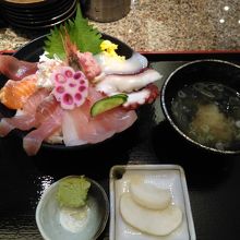 魚と魚の間からご飯が丸見えの旬の海鮮丼