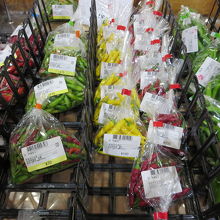 唐辛子だけでも数種類ある。そしてカラフル