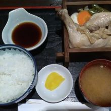 食事処のお料理もちゃんと美味しかったです。蒸鶏がおいしい！