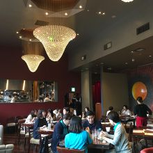 ゴージャスな店内