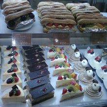 美しいケーキが並びます。