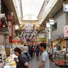商店街に入ると徐々に人が増えてきます。