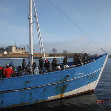 クロンボー城前から釣り船が出航