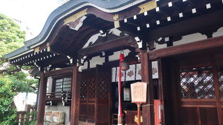 繁華街の一等地の神社
