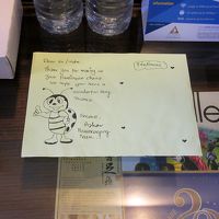 デスクには手作りのウェルカムメッセージカード