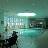 雨の日はプールでゆっくりできそうです