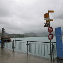 ブリエンツ駅前はブリエンツ湖があります。