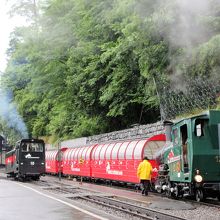 蒸気機関車が後ろから客車を押しながら進みます。