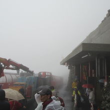 ロートホルン駅。雨で白くて何も見えませんが・・・。