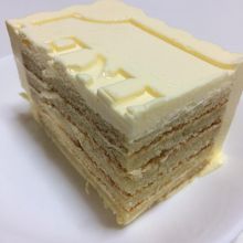 スポンジとバタークリームが何層にも重なっています