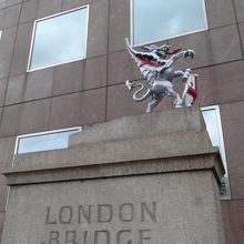 ロンドン橋始まる。