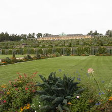 階段状の庭園が宮殿の前に広がります。