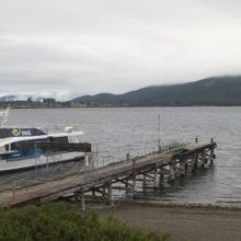 休憩ポイント｢テ・アナウ｣にある南島最大の氷河湖。