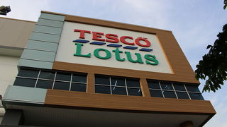 品揃え豊富，フードコートはほぼ満席でした