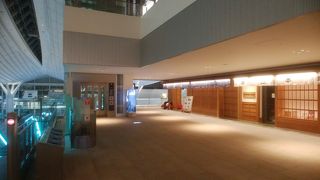 早朝は閑散としています。