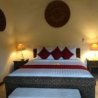 天井が高く、とても広い。エアコンシーリングファン付き