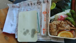 若鶏むすびとは、唐揚げとおむすびが別々の弁当でした。