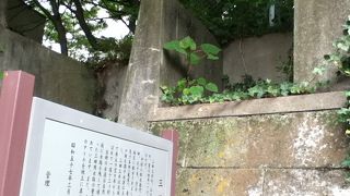 住宅地の路地沿いにある