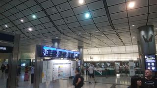 MRTの港島線とは離れています。