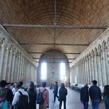 窓はあるが薄暗い。