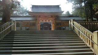 早朝のレンタサイクルを借りる前に寄ると大勢が箒で掃いていました