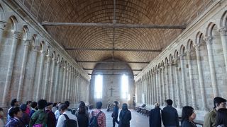 薄暗くて殺風景