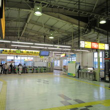 競馬開催時を前提としているので広々としたつくり