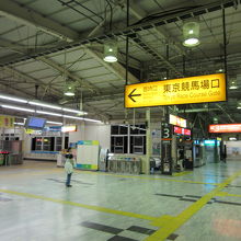 夜のコンコースは閑散