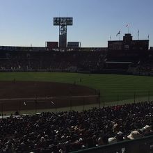 広い観客席が満員