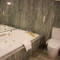 大きなバスタブはジャグジーに。シャワールームが別にあります。