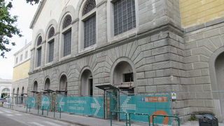 鉄道駅のとなり