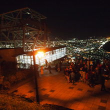 展望台に到着した、ゴンドラと夜景。
