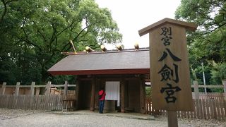 拝殿や本殿などが並ぶ姿は壮観