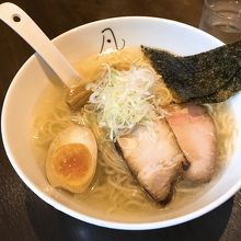 こちらは、中華そば鶏と魚出汁の塩750円