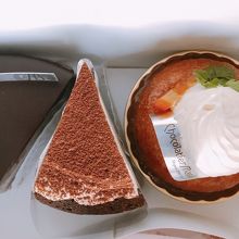 左からマルガーシュ、ガトーショコラクラシック、サバランオラン