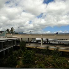 ラウンジからの空港建物風景