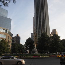 周囲の高いビル