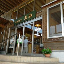 お店の外観　2階に上がります