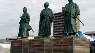 迫力ある三志士像　こうち旅広場