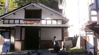 有料施設への呼び込みが鬱陶しいが、無視し、無料の浴場へ