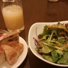 サラダとパン、ドリンク