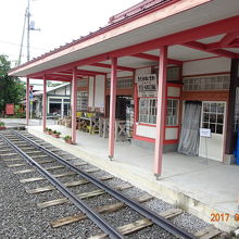 駅舎の裏側。ホームになっている。