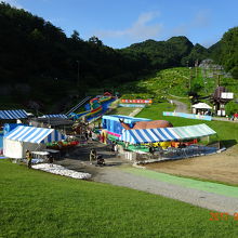 スキー場のゲレンデが、夏場は長いスライダーなどの施設になる。