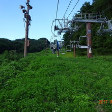 スキー用のリフトで頂上へ