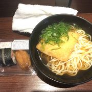 他には見ない白い麺のそば