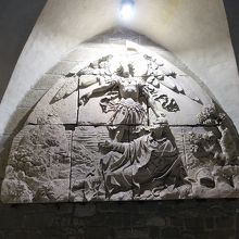 ここにある彫刻に注目。